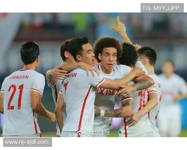 上海申花与天津权健激战正酣谁能在中超赛场笑到最后